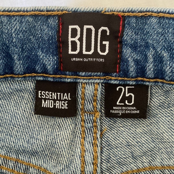 BDG Essential Mid-Rise shorts, Size 25 - Picture 4 of 5